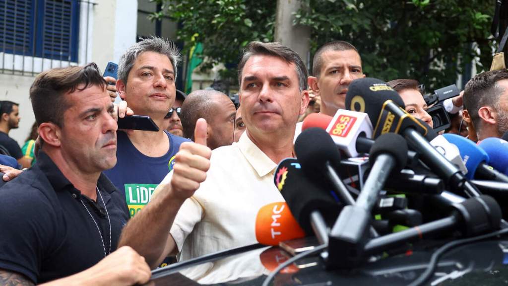 Flávio Bolsonaro huye a EE. UU. tras perder elecciones y orden judicial